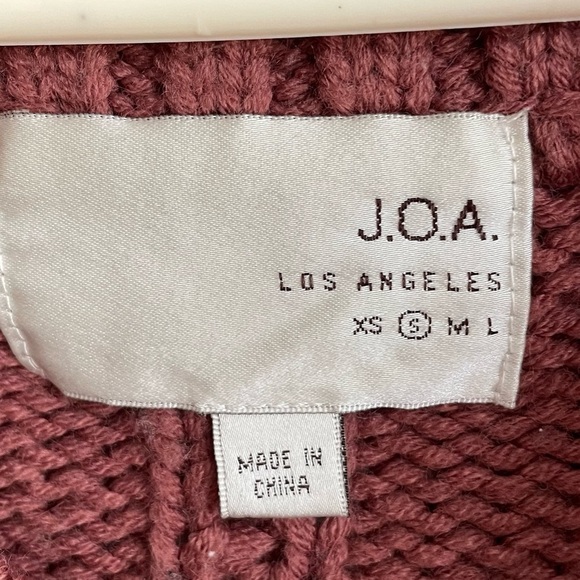 J.O.A. LOS ANGELES OFF THE SHOULDER CABLE SWEATER IN MAUVE - Picture 7 of 9